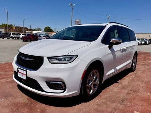 Used 2023 Chrysler Pacifica Limited FWD image 1