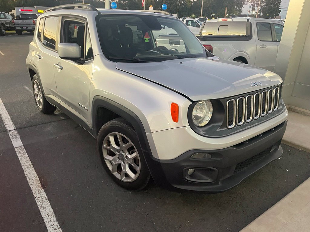 Used 2017 Jeep Renegade Latitude w/ Popular Equipment Group FWD image 2
