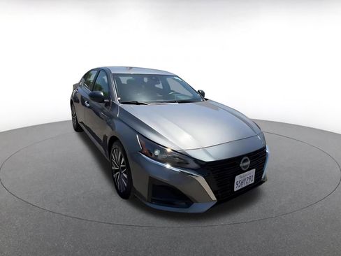 Used 2025 Nissan Altima 2.5 SV FWD image 3