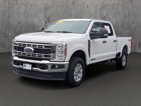 Used 2024 Ford F250 XLT w/ FX4 Off-Road Package AWD/4WD image 3