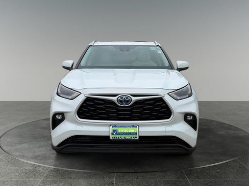 Used 2023 Toyota Highlander XLE AWD/4WD image 2