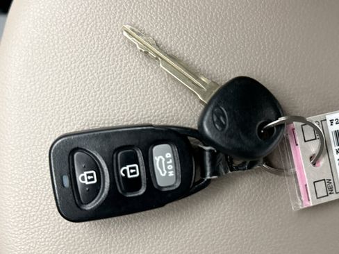 Used 2020 Hyundai Elantra SE FWD image 20