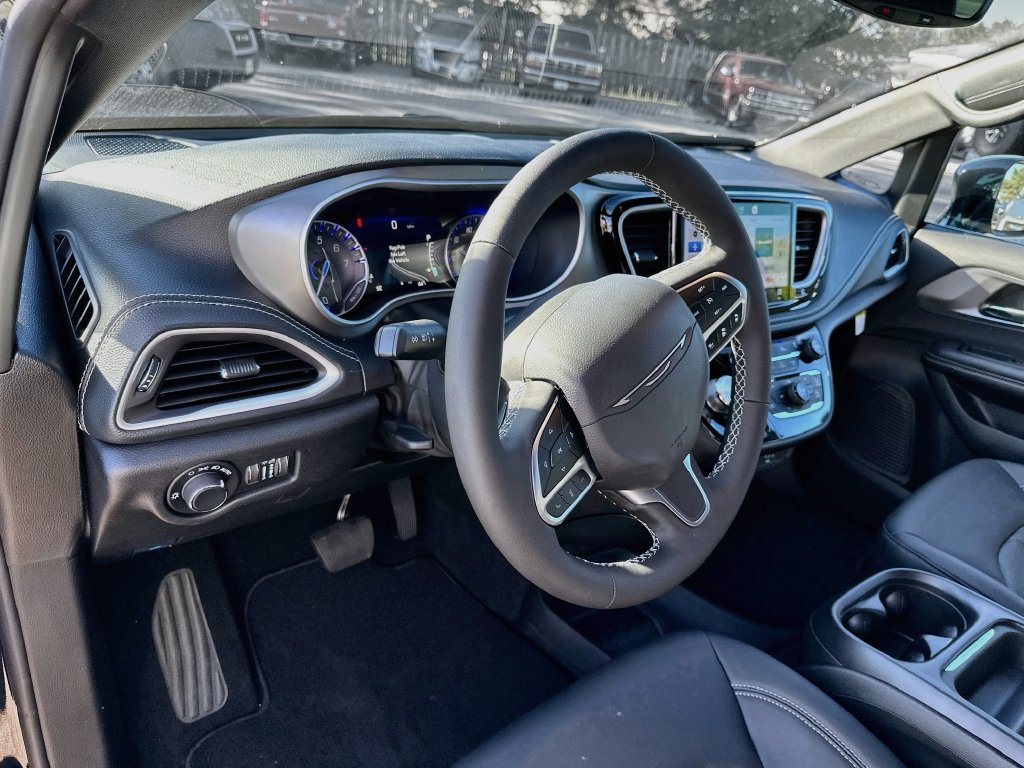 New 2027 Chrysler Pacifica Select FWD image 12