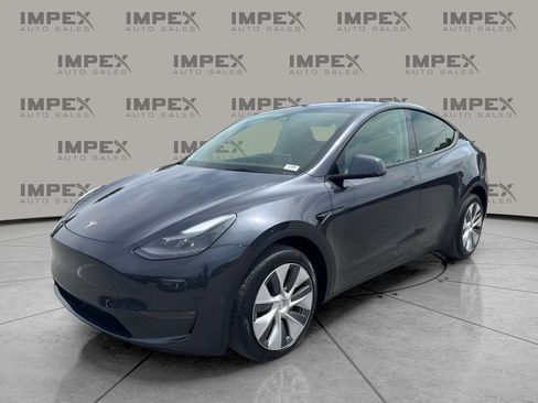 Used 2024 Tesla Model Y Long Range AWD/4WD image 1