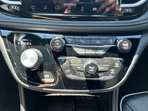 Used 2022 Chrysler Pacifica Limited w/ S Appearance Package FWD image 32