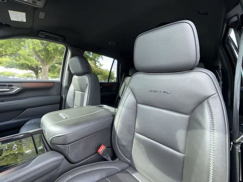 Used 2025 GMC Yukon Denali AWD/4WD image 14
