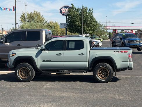 Used 2022 Toyota Tacoma TRD Off-Road w/ TRD Premium Off Road Package AWD/4WD image 2