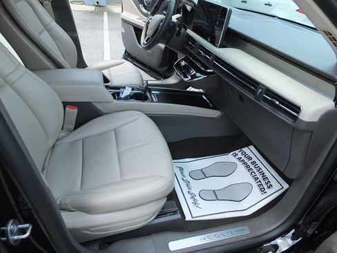 Used 2023 Lincoln Corsair FWD image 14