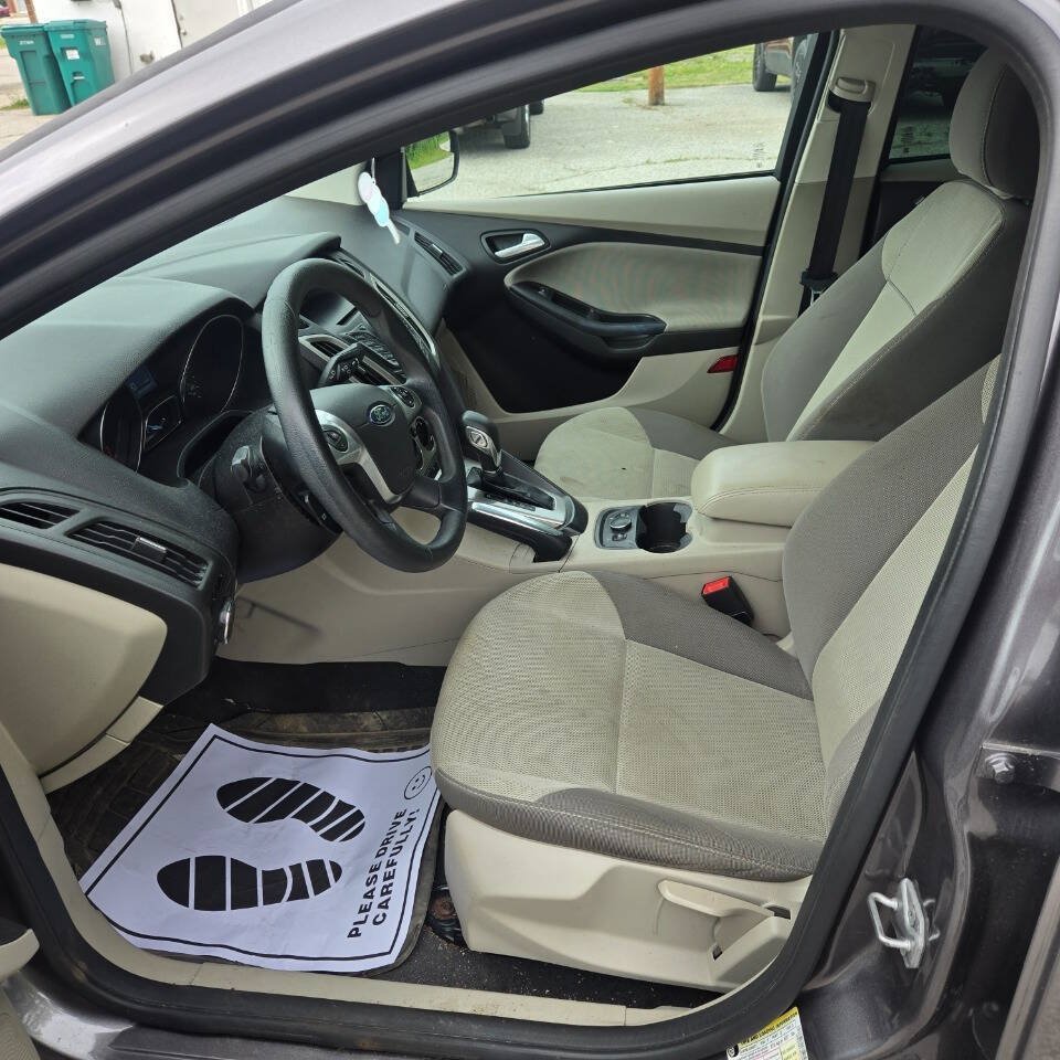 Used 2014 Ford Focus SE w/ SE Winter Package FWD image 7