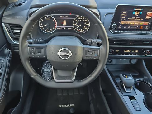 Used 2025 Nissan Rogue SV FWD image 10