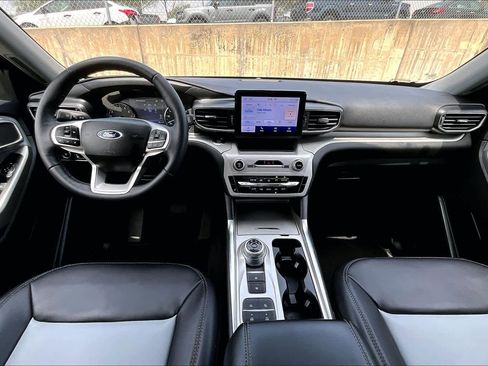 Used 2023 Ford Explorer XLT w/ Equipment Group 202A RWD image 16