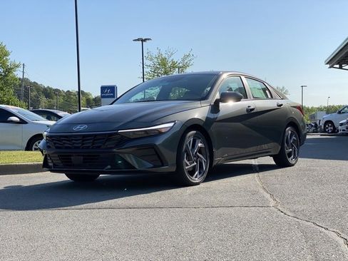 New 2025 Hyundai Elantra Limited image 3