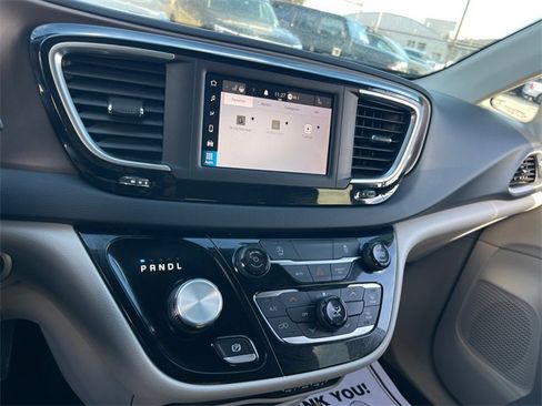 Used 2022 Chrysler Voyager LX image 15