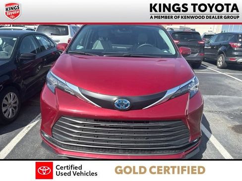 Used 2025 Toyota Sienna XLE FWD image 3