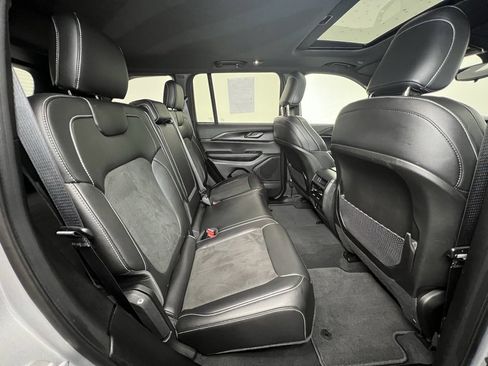 Used 2024 Jeep Grand Cherokee Altitude image 8