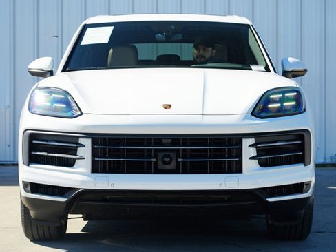 Used 2025 Porsche Cayenne S w/ Premium Package Plus image 7