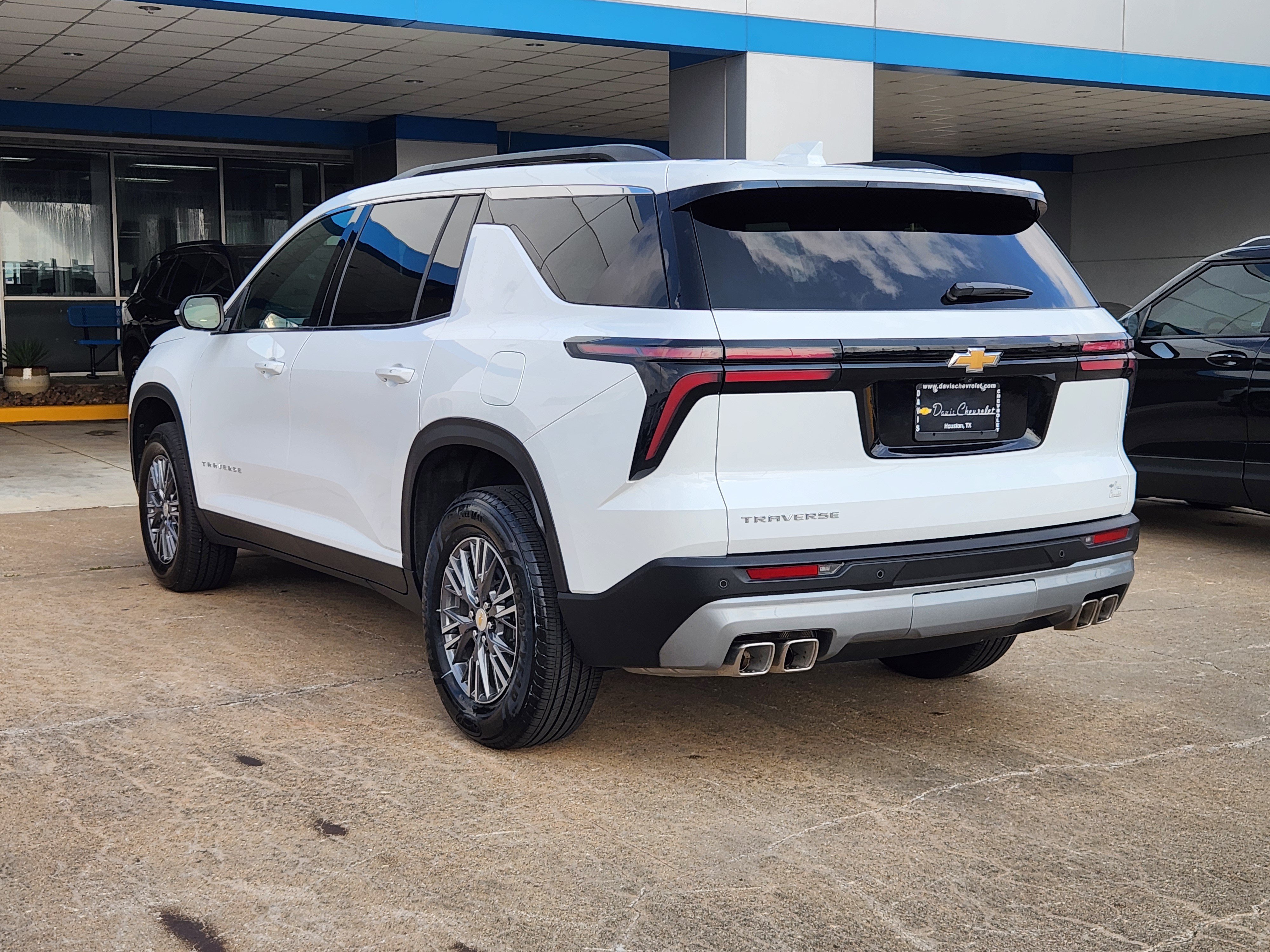 Used 2026 Chevrolet Traverse LT FWD image 7
