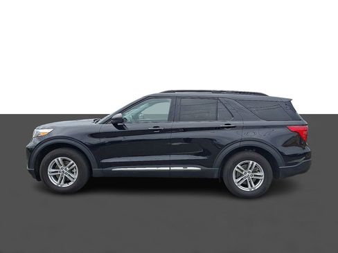 Used 2023 Ford Explorer XLT image 4