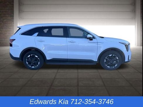 New 2025 Kia Sorento S image 2