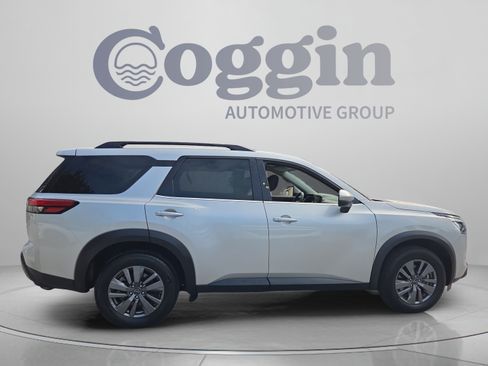 Used 2025 Nissan Pathfinder SV FWD image 6