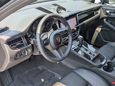 Certified 2025 Porsche Macan AWD/4WD image 4