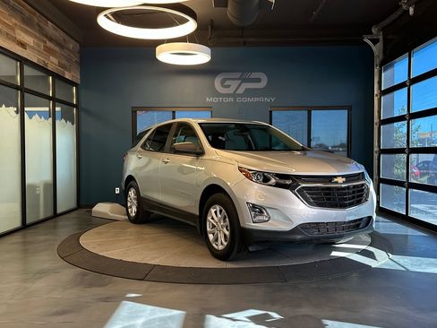 Used 2020 Chevrolet Traverse LT w/ LT Premium Package AWD/4WD image 1