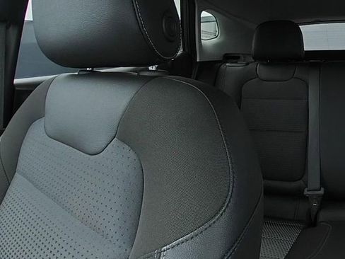 Used 2025 Chevrolet Trax LT FWD image 23