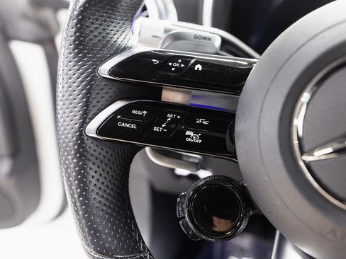 Used 2022 Mercedes-Benz SL 55 AMG 4MATIC w/ Driver Assistance Package image 12