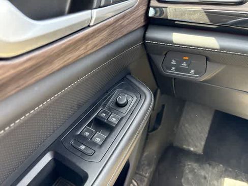 Used 2025 Volkswagen Atlas SEL AWD/4WD image 22