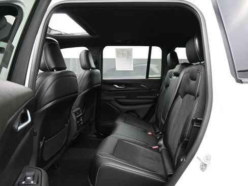 Used 2025 Jeep Grand Cherokee Altitude RWD image 18