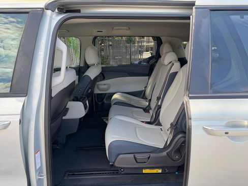 Used 2025 Kia Carnival EX FWD image 5