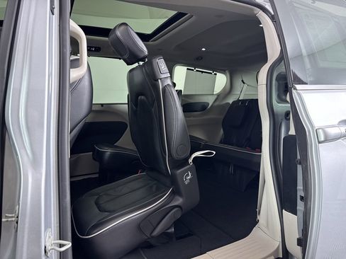 Used 2024 Chrysler Pacifica Limited image 10