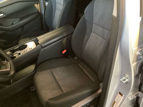 Used 2025 Nissan Rogue SV image 8