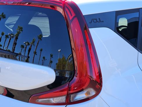 Used 2022 Kia Soul LX w/ Technology Package FWD image 11