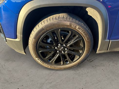 Used 2023 GMC Acadia SLE w/ Driver Convenience Package image 9