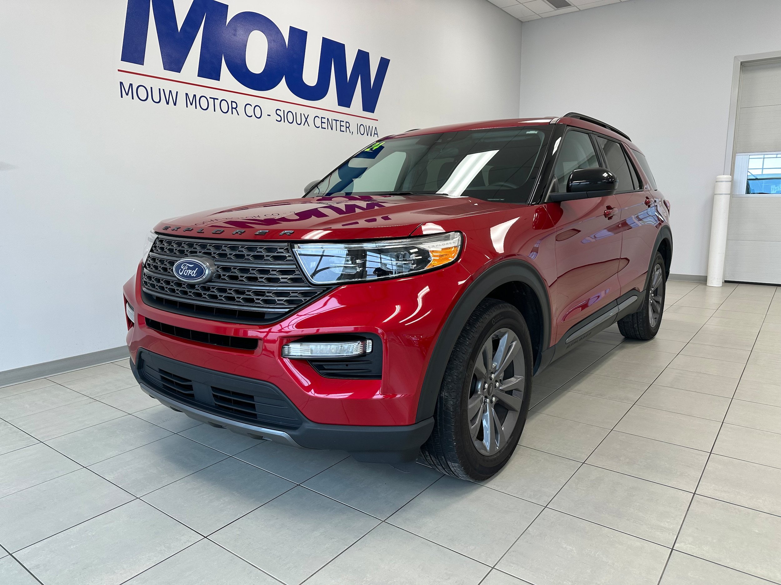 Used 2024 Ford Explorer XLT w/ Equipment Group 202A AWD/4WD image 2