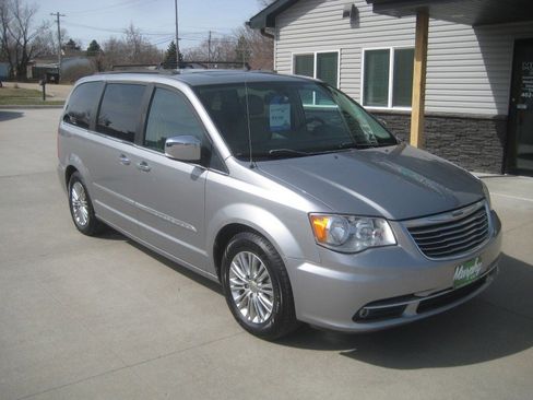 Used 2016 Chrysler Town & Country Touring-L image 2