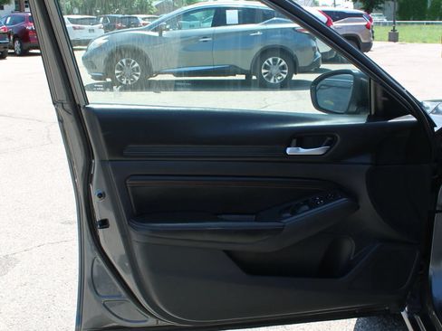 Used 2022 Nissan Altima 2.5 SR FWD image 9