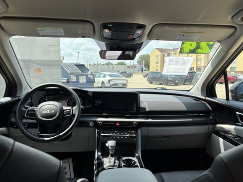 Used 2024 Kia Carnival EX FWD image 18