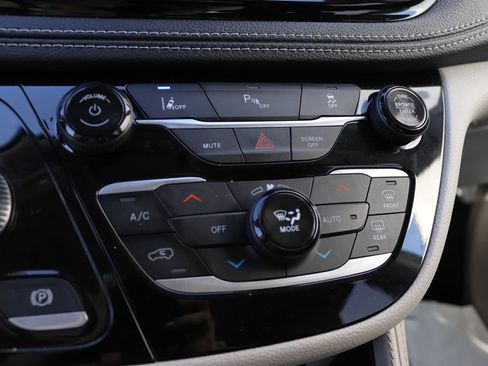 Used 2023 Chrysler Pacifica Limited image 22