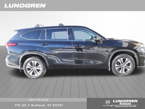 Used 2022 Toyota Highlander XLE image 2