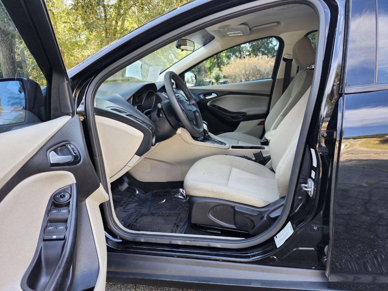 Used 2017 Ford Focus SE FWD image 4