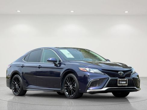 Used 2022 Toyota Camry XSE FWD image 7
