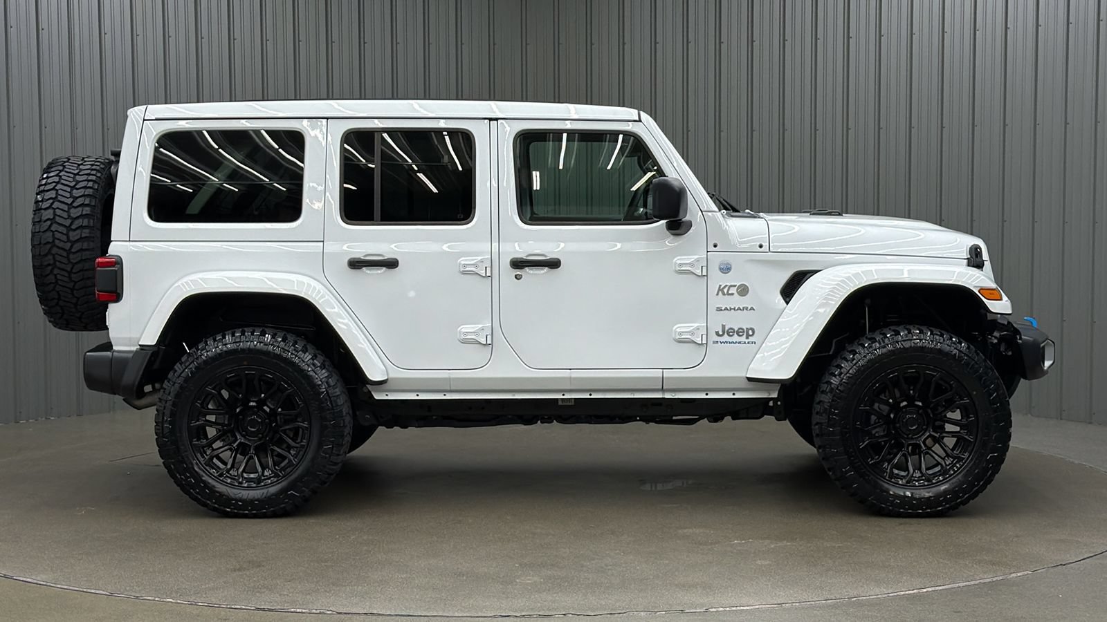 Used 2024 Jeep Wrangler Unlimited Sahara w/ Technology Group AWD/4WD image 6