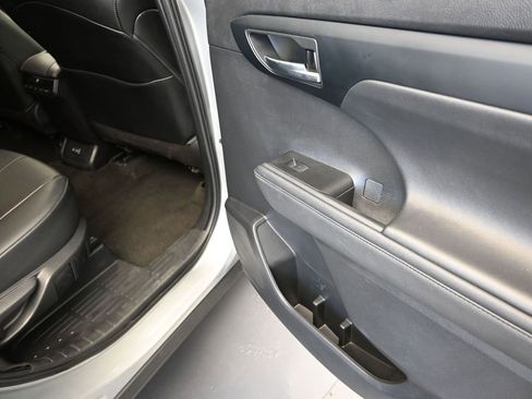 Used 2023 Toyota Highlander XLE image 24