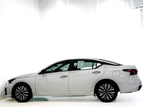 Used 2025 Nissan Altima 2.5 SV FWD image 5