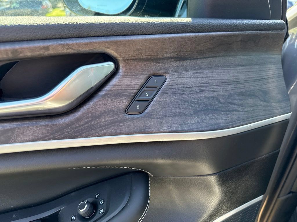 New 2027 Jeep Grand Cherokee Limited AWD/4WD image 20
