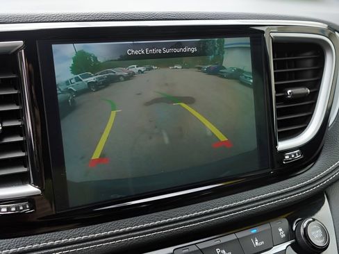 Used 2025 Chrysler Pacifica Limited FWD image 26