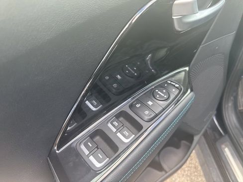 Used 2022 Kia Niro EX Premium image 17
