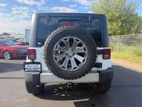 Used 2018 Jeep Wrangler Sahara w/ Connectivity Group AWD/4WD image 7